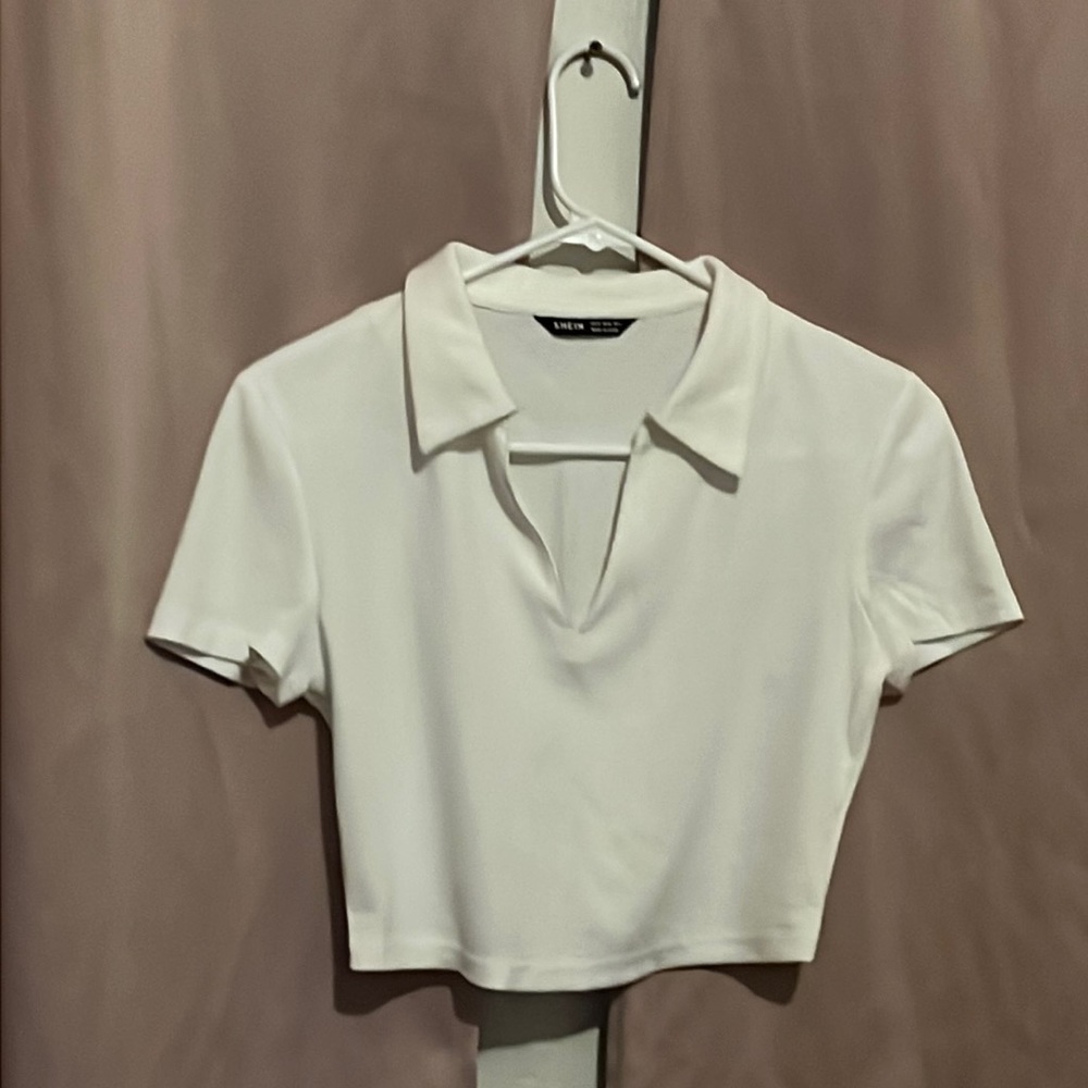 White collared crop top 🤍